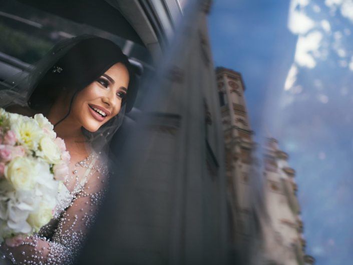 Mireasa cu buchet zâmbind, fotografiată din mișcare