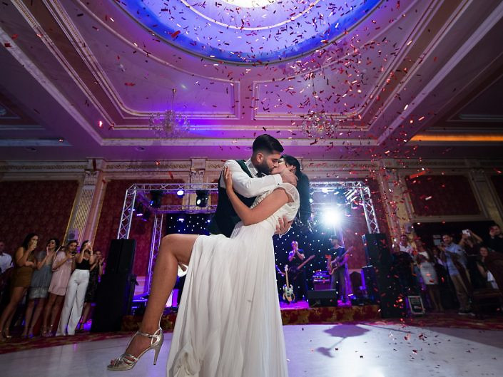 Dansul mirilor sub lumini mov, cu confetti pe ring
