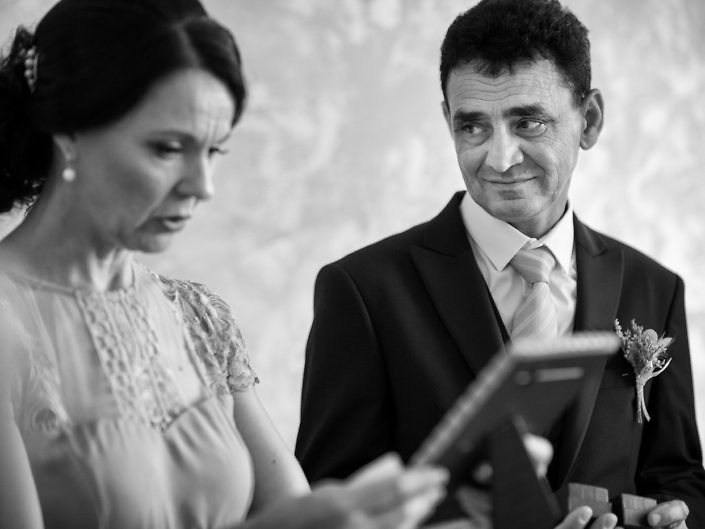 Părinții miresei emoționați la ceremonie, alb-negru