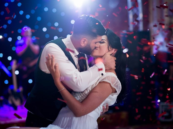 Mirii dansând printre confetti și lumini colorate