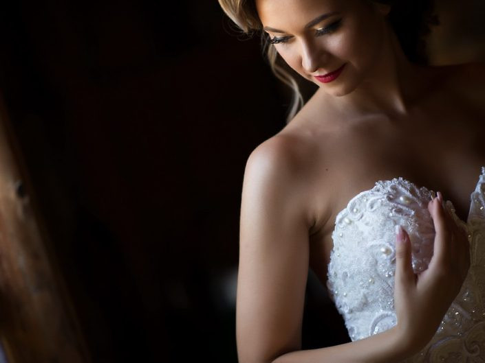 Portret de mireasă în lumină caldă, privind în jos