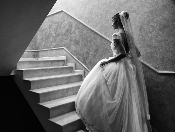 Mireasa coborând o scară, fotografie alb-negru