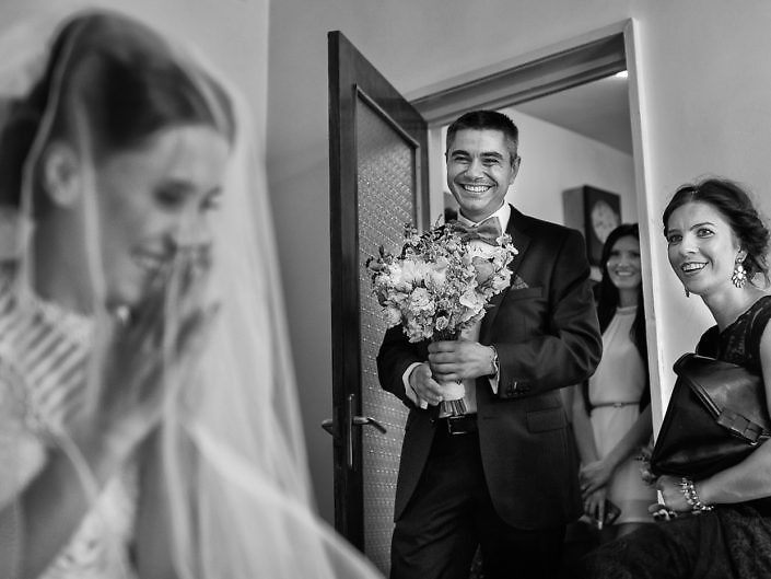 Mireasa emoționată când mirele intră cu buchetul, alb-negru