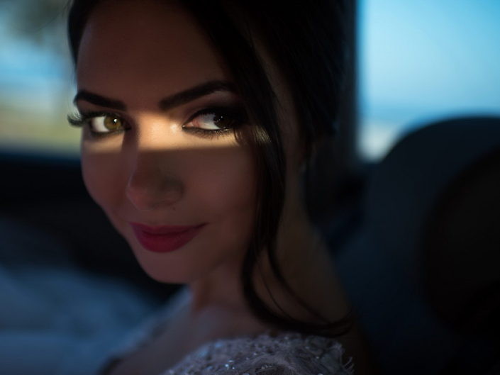 Portret de mireasă cu o fâșie de lumină peste ochi