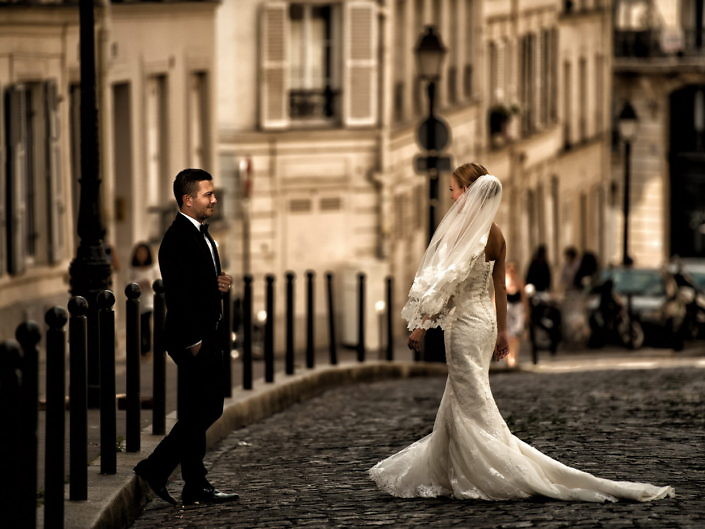 Mirii pe o stradă pietruită din Montmartre, Paris