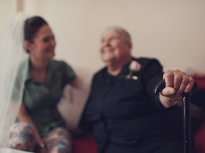 Mireasa râzând alături de bunica ei, moment emoționant în ziua nunții