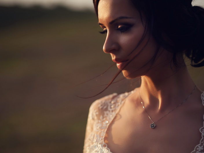 Portret de mireasă în lumină caldă de apus