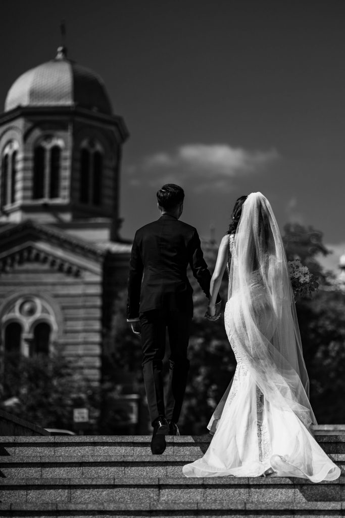 Ziua nuntii in fata bisericii fotograf