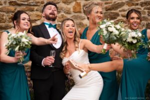 Fotografie de grup spontană la Birmingham, cu mirii zâmbind