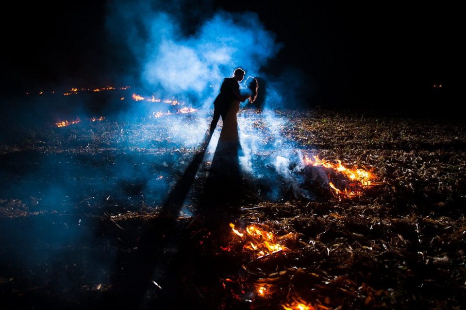 Fotografii de nuntă noaptea: cum lucrez cu lumina artificială, în 10 exemple