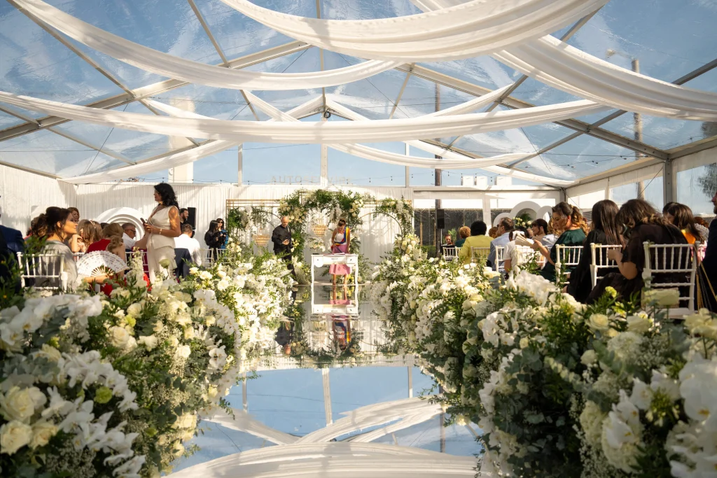 Ceremonie în cortul transparent de la Diplomatic Mamaia, cu culoar-oglindă între aranjamente florale albe