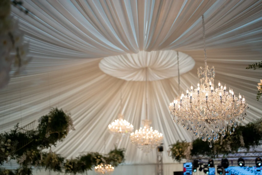 Tavan de cort drapat în alb cu candelabre de cristal la Restaurant Diplomatic Mamaia