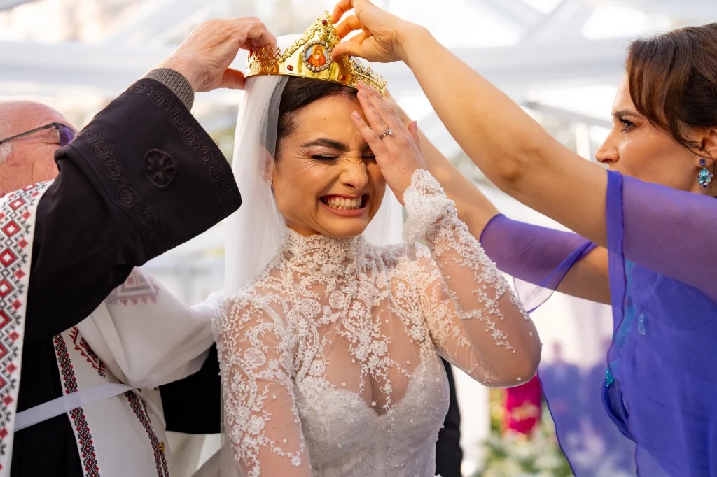 Nașa ține coroana deasupra miresei la cununia religioasă din cortul Diplomatic Mamaia