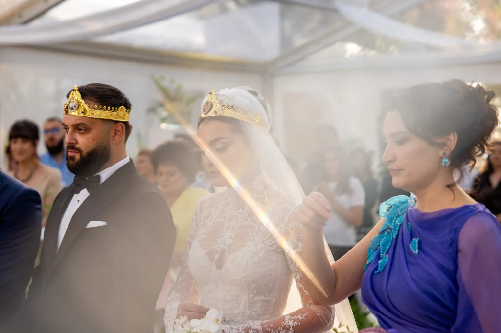 Mirii cu coroanele pe cap la cununia religioasă din cortul transparent de la Diplomatic Mamaia