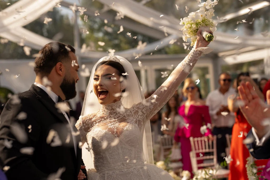 Mirii ies printre invitați, sub o ploaie de confetti, după cununie