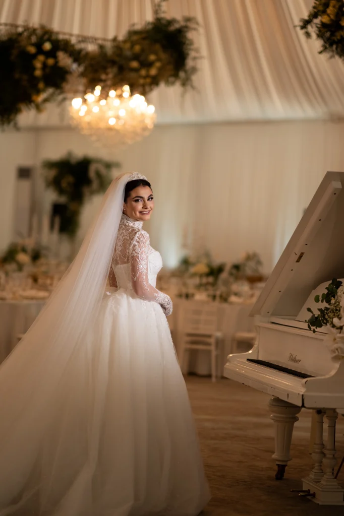 Mireasa în rochie albă în cortul gol, cu mesele pregătite și candelabre, la Diplomatic Mamaia