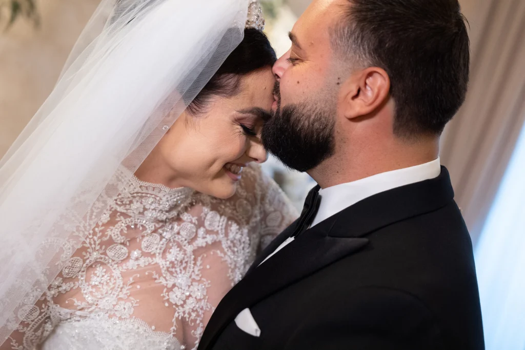 Mirele sărută mireasa pe frunte la luarea miresei, înainte de nunta de la Diplomatic Mamaia
