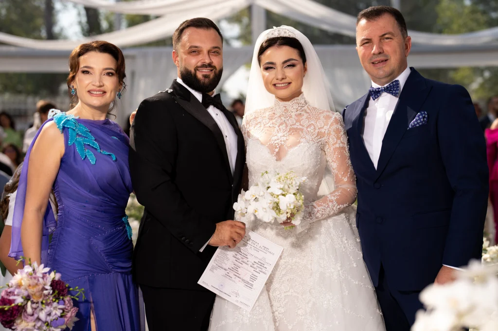 Mirii împreună cu nașii, care țin certificatul de cununie, în cortul Diplomatic Mamaia
