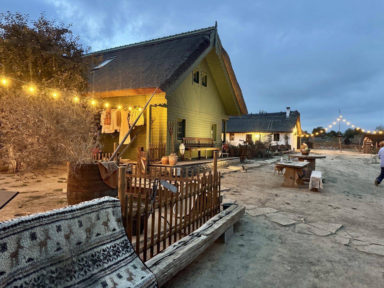 Casa tradițională cu acoperiș de stuf de la Ferma Lipovenesc, împodobită cu ghirlande de luminițe, locul ședințelor foto de Crăciun